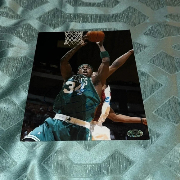 L- Boston Celtics 2008, NBA champions signed  Paul Pearce photo - Picture 1 of 1